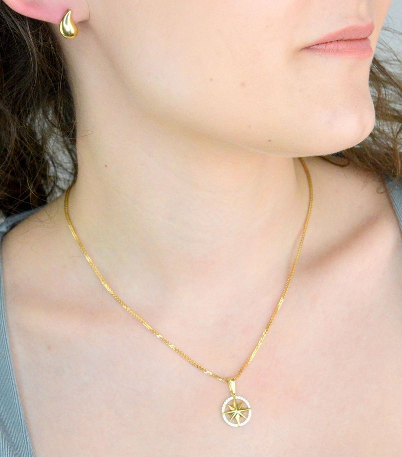 Zawieszka złota gwiazda z cyrkonią pr 585, ZA 6559 585 Wisiorek został wykonany z wysokiej jakości złota próby 585. Złoto to jeden z najpopularniejszych kruszców,1.jpg